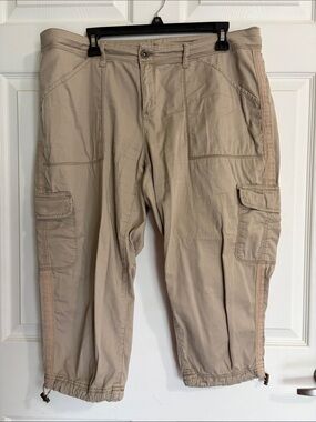 Time & Tru Beige Cargo Capris with Utility Pockets